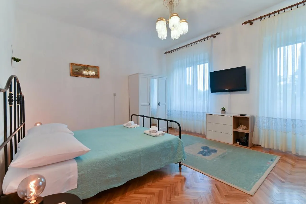 Apartment Niteroni Split 0*,